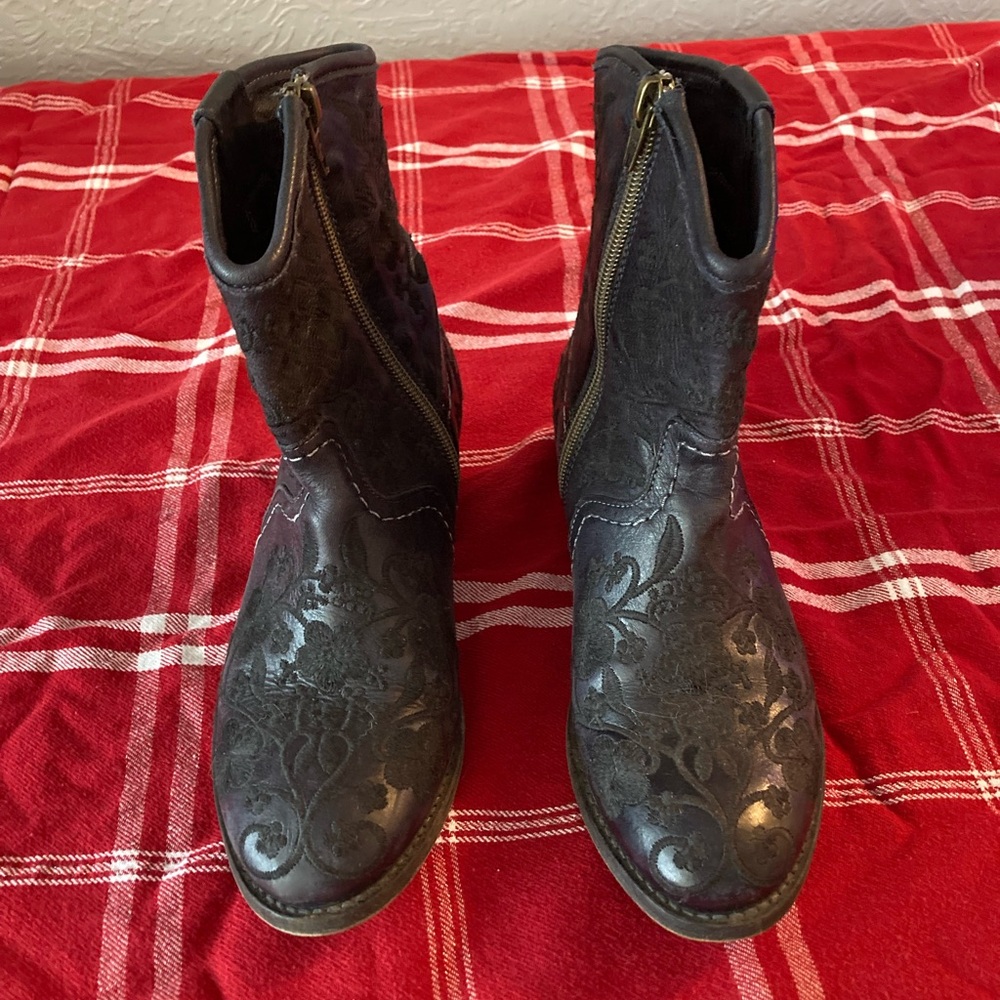 Taos embroidered boots